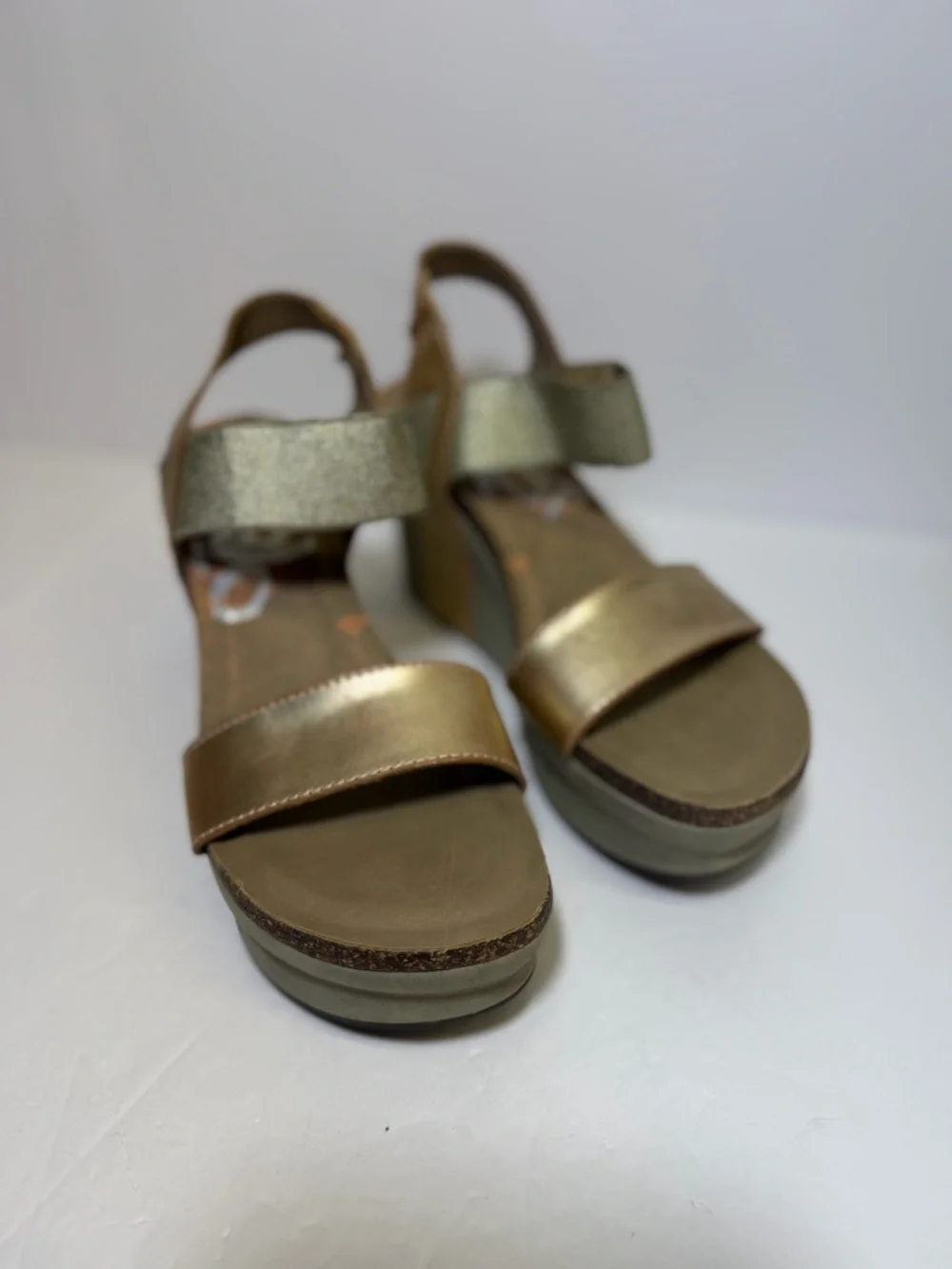 OTBT Bushnell Wedge sandal in a gold colorway Size‎ 9.5M